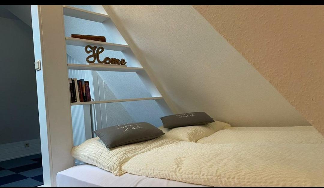 *To Hus* Wohnung Am Rande Von Jever Dış mekan fotoğraf
